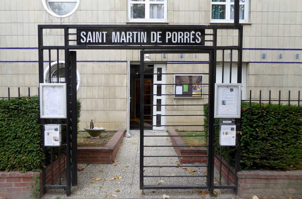 Entrée extérieure de la chapelle Saint Martin de Porrès à Paris